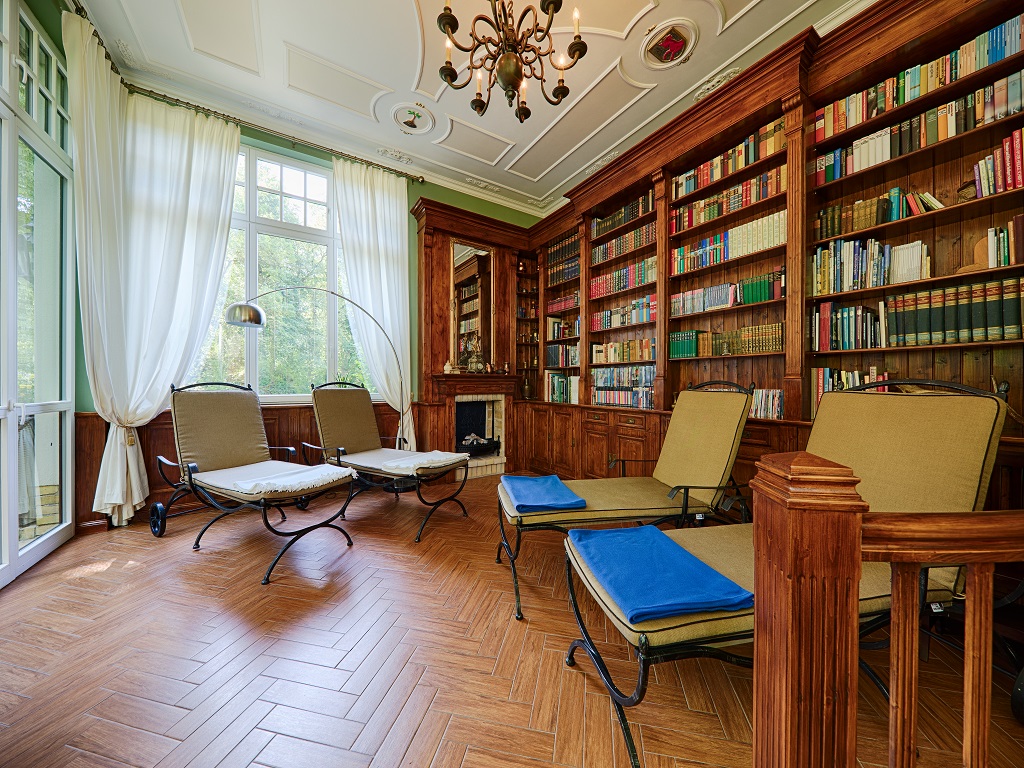 Gutshaus Kubbelkow, Gutsherrenbad Wintergarten  und Bibliothek als Entspannungsraum