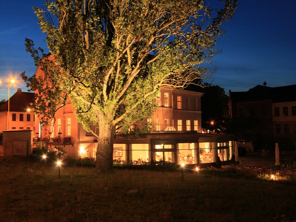 Hotel Prinzenpalais Bad Doberan am Abend, Blick auf die Orangerie