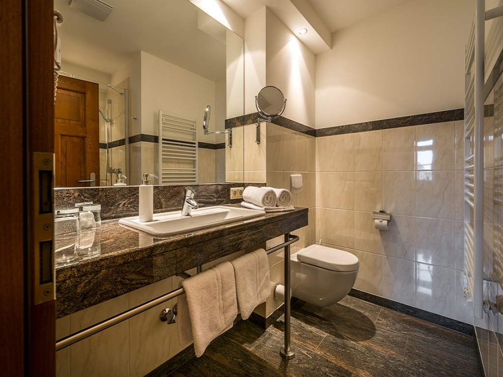 Wasserschloss Mellenthin, modernes und großzügig gestaltetes Badezimmer