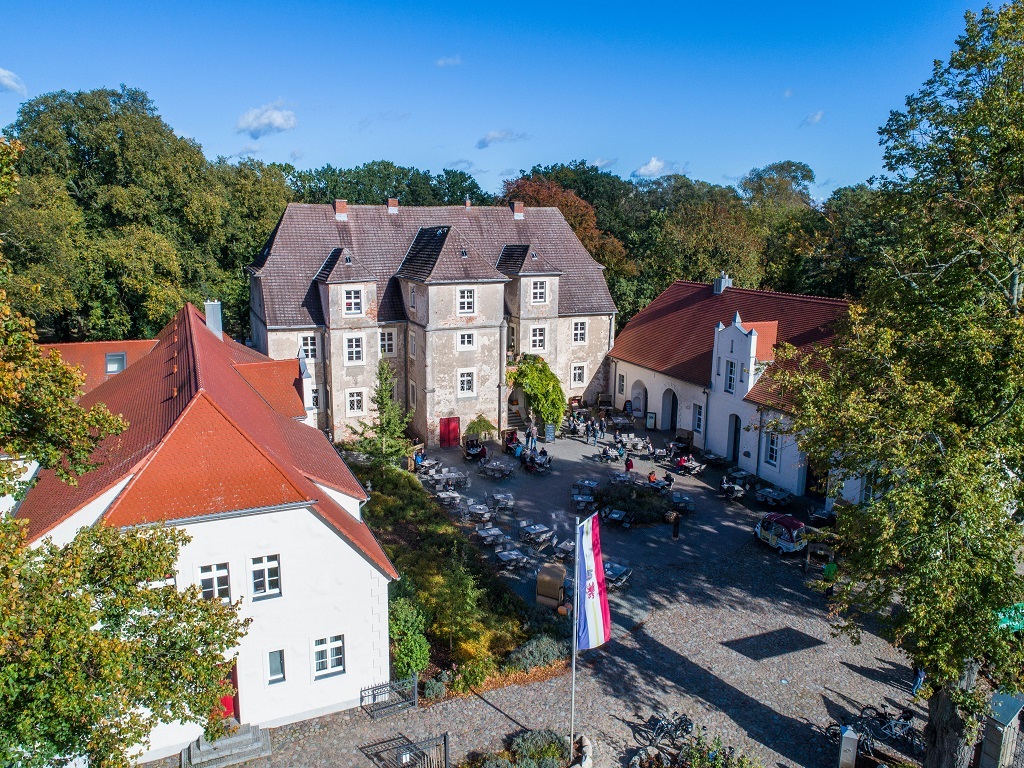Wasserschloss Mellenthin, renovierte Schlossanlage mit Brauerei, Kaffeerösterei